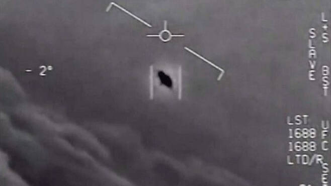 미 해군 소속 전투기에 의해 촬영된 미확인비행물체(UFO) 영상. [AP]