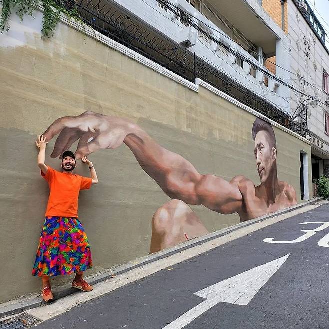 Noh Hong-chul has reported on the latest.On August 14, Noh Hong-chul posted several photos on his personal Instagram, saying, Oh!!! My house is happy, I have completed 80% of my Mural.The photo shows Noh Hong-chul, who showed a knife-tailored fashion to an orange-colored, colorful skirt.A pleasant daily life is buried in the picture, such as taking a funny picture in front of Mural, where his face is painted, or enjoying various desserts and coffee filled with three-stage trays.So, fellow entertainers such as Park Eun-ji, Lee Hae-young, Delay, Tiger JK, and Jae-a responded with interest and admiration to the comments.On the other hand, Noh Hong-chul is appearing on Kakao TV Ants Are Today and appears on Netflix entertainment Foobo and Tulbo.