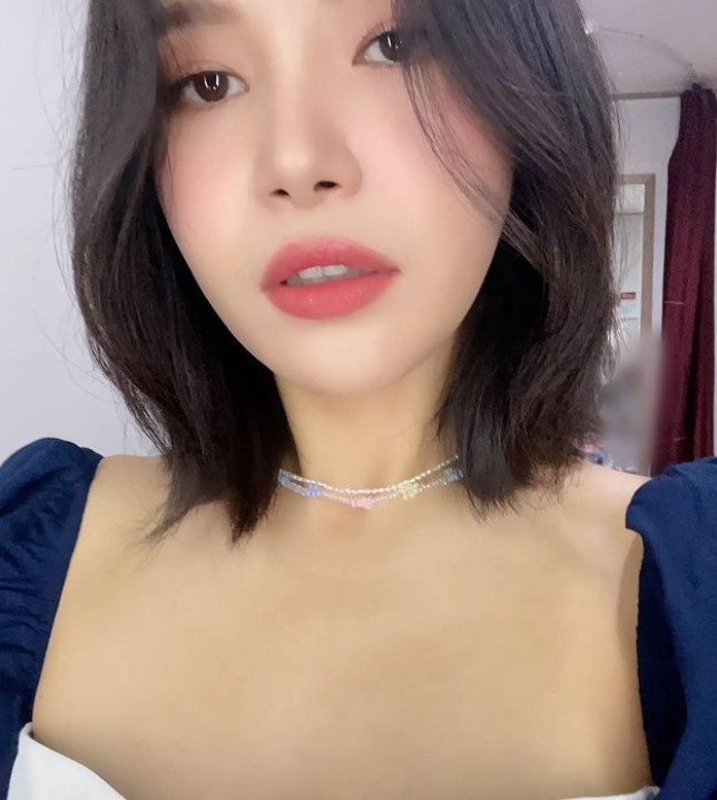 Group MAMAMOO Sola flaunted a slender neckline after successful dietOn August 15, MAMAMOO official Instagram posted a photo with the article We will be together with Sola until the end of Sunday with KBS2 s boss ear donkey ear at 5 oclock after our Mumu.In the open photo, Sola is reborn as a summer goddess with fresh hair and Hwasa juice makeup.Sola, wearing a wide-breasted square neck top, gave her points with a choker necklace that stuck to her neck.Originally, the choker necklace is tight on the neck, but the space does not open, but the thin Solas neck is still visible.Sola has released a recent diet that has succeeded in losing 5.1kg of body fat in KBS 2TV entertainment The presidents ear is donkey ear broadcast on the 8th.Meanwhile, Sola released the 20th anniversary project album PROMISE U with Moonbyul on the 28th of last month.Sola is appearing on KBS2 entertainment The Song of the New Singer and will appear on JTBCs Pungryu Captain - War of the Hip Singers which will be broadcast in September.