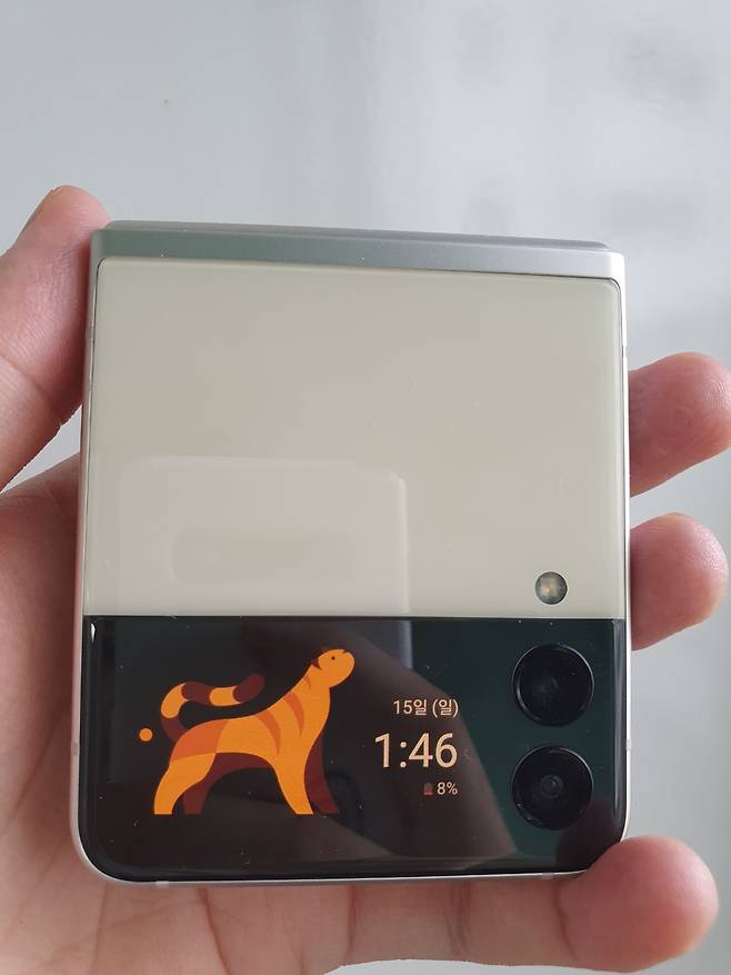 전작보다 4배 커진 갤럭시Z플립3의 커버 디스플레이.한재희 기자 jh@seoul.co.kr