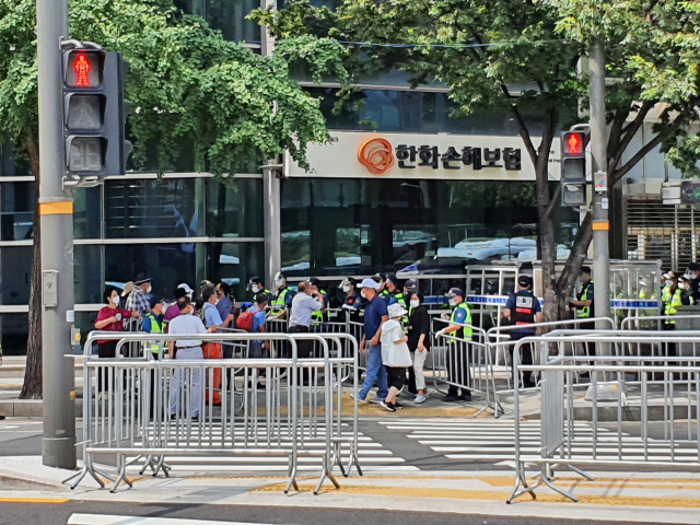 15일 오후 서울 중구 시청역 인근에서 진입이 저지당한 시민들이 옹기종기 모여있는 모습./심기문 기자