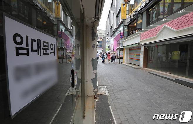 수도권의 4단계 거리두기 2주간 연장을 하루 앞둔 8일 서울 명동거리가 적막하다.  2021.8.8/뉴스1 © News1 이성철 기자