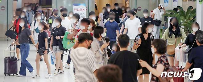 광복절 연휴 마지막날인 16일 서울 강서구 김포공항 국내선 입국장이 여름 휴가를 마치고 돌아오는 여행객들로 붐비고 있다. 2021.8.16/뉴스1 © News1 민경석 기자