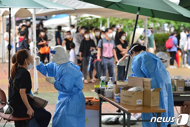 16일 경북 포항시 북구 보건소 선별진료소에서 시민들이 신종 코로나바이러스 감염증(코로나19)검체 검사를 받기 위해 기다리고 있다. 최근 포항 관내에서는 양덕동 학원과 남구 철강공단에서 확진자가 잇따라 발생하고 있다. 2021.8.16/뉴스1 © News1 최창호 기자