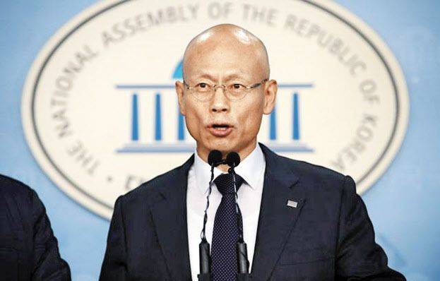 한민호 전 문화체육관광부 국장이 지난해 3월 국회에서 기자회견을 하고 있다. /연합뉴스