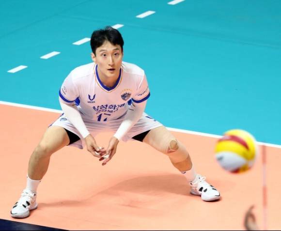 삼성화재 리베로 신동광이 16일 열린 2021 KOVO컵 프로배구대회 남자부 A조 조별리그 한국전력과 경기 도중 아킬레스건을 다쳐 코트를 떠났다. [사진=발리볼코리아닷컴]