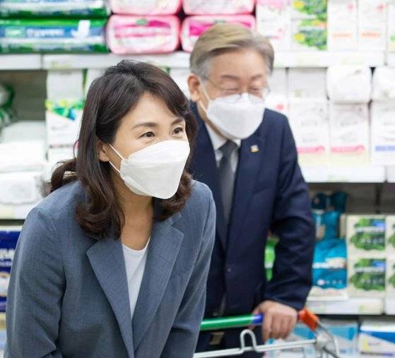 이재명 경기지사가 지난 7일 페이스북에 올린 사진. 이 지사는 당시 “아내 김혜경 없이 국민 삶을 바꾸겠다는 이 큰 도전에 나설 수 없었을 것”이라고 말했다. 사흘 전인 4일 TV토론에서는 “인생사를 살면서 제일 잘한 일이 아내를 만난 일”이라고 했다. 인터넷 캡처