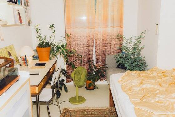 전시 노크노크 중 한 공간인 유투버 예진문의 방. 전시 참가 멤버 중 한명인 포토그래퍼 송시영이 촬영했다. [사진 송시영, 맹그로브]