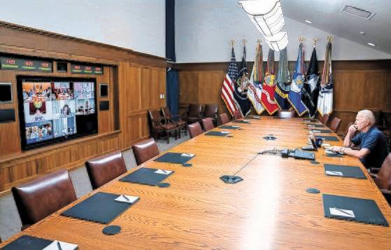 조 바이든 미국 대통령은 지난 15일 대통령 별장 캠프 데이비드에서 화상으로 국가안보 참모들과 회의를 했다. [AP=연합뉴스]