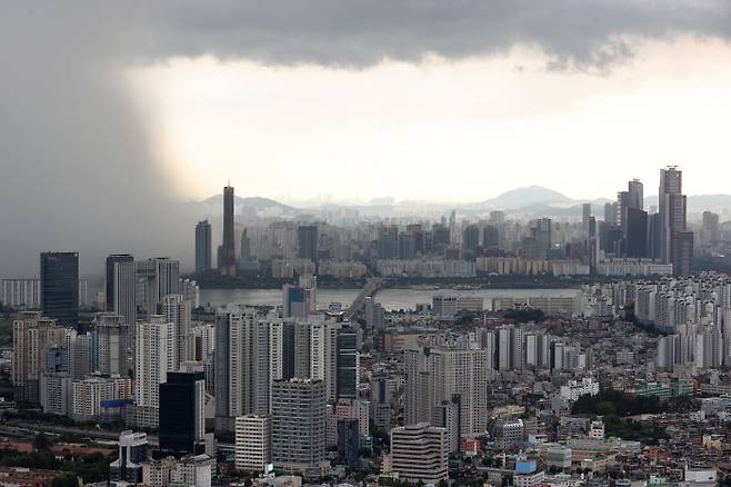 8일 오후 서울타워에서 바라본 서울 및 경기도 아파트 모습. 사진은 본 기사와는 무관함. [사진출처=연합뉴스]