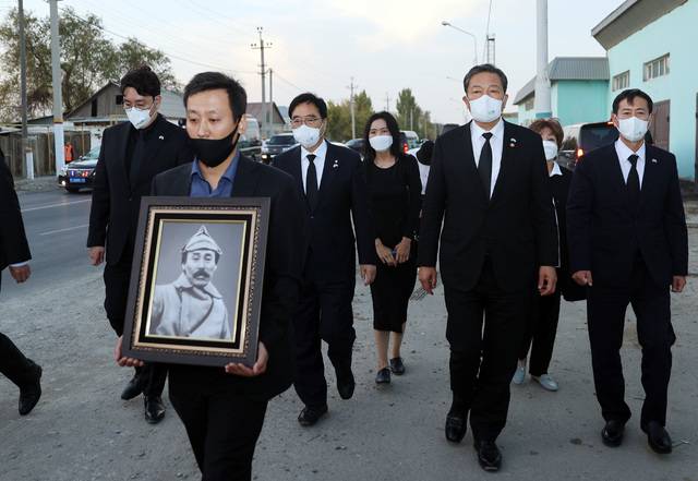 [서울=뉴시스] 홍범도 장군 유해 봉환 특사인 황기철 국가보훈처장과 특사단 일행인 우원식 의원, 조진웅 배우가 14일 카자흐스탄 크즐오르다 홍범도 장군 묘역에서 열린 추모식 후 크즐오르다 홍범도 거리를 함께 거닐고 있다. (사진=국가보훈처 제공) 2021.08.15.photo@newsis.com *재판매 및 DB 금지