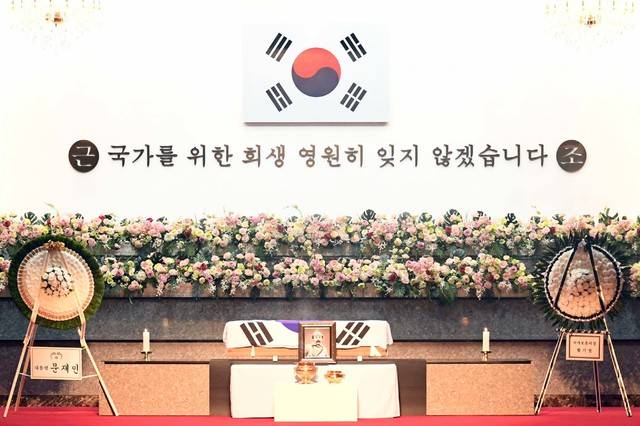 [서울=뉴시스] 전진환 기자 =  서거 78년만에 고국으로 돌아온 홍범도 장군 유해가 15일 저녁 고국으로 돌아와 국립대전현충원에 봉송되어 임시 안치되었다. 국립대전현충원 현충관에서 홍범도 장군의 유해 안치식이 거행되고 있다. (사진=국가보훈처 제공) 2021.08.16. photo@newsis.com *재판매 및 DB 금지