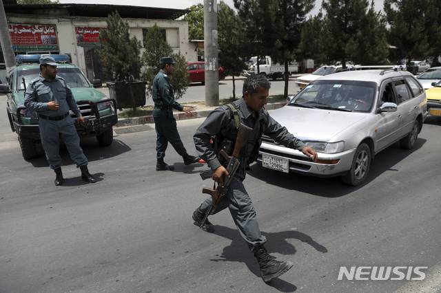 [런던=AP/뉴시스] 영국 정부는 탈레반이 빠른 속도로 아프가니스탄에서 세력을 확장하면서 아프간 내 자국민의 아프간 철수를 돕기 위해 600여 명의 병력을 파견할 것이라고 12일(현지시간) 밝혔다. 사진은 지난달 4일 아프간 수도 카불의 한 검문소에서 경찰이 경비를 서고 있는 모습. 2021.08.13.