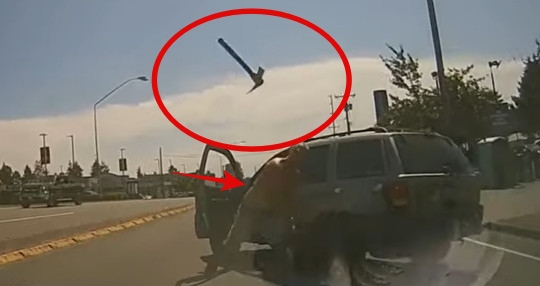 지난달 말 미국 워싱턴주의 한 도로를 달리던 운전자가 다른 차량 운전자에게 손도끼를 던지는 모습