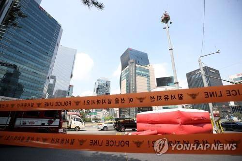 지난달 30일 오전 서울 강남구 강남역사거리 50ｍ 높이 교통관제탑 위에서 김두찬씨가 삼성을 규탄하며 고공시위를 벌이고 있다. [연합뉴스 자료사진]