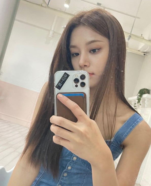 Group LABOUM member Ahn Sol-bin reported on the latest situation.Ahn Sol-bin posted a photo on LABOUM Instagram on Thursday with an article entitled [#Ahn Sol-bin] Have a Good Day.In the open photo, Ahn Sol-bin is taking a self-portrait wearing a sleeveless one-piece.Meanwhile, Ahn Sol-bin appeared in the film I Only Boyney last July.Photo: LABOUM SNS