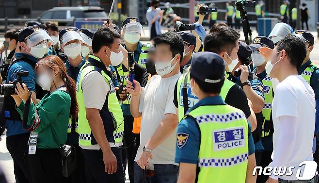 광복절인 15일 오전 서울 종로구 종묘공원 인근에서 보수단체 회원들과 경찰이 기자회견 개최를 두고 충돌하고 있다. 2021.8.15/뉴스1 © News1 김진환 기자