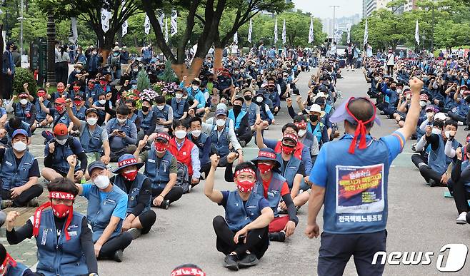 6월15일 오후 서울 영등포구 여의도공원에서 상경투쟁을 하는 전국택배노동조합원. 2021.6.15/뉴스1 © News1 조태형 기자