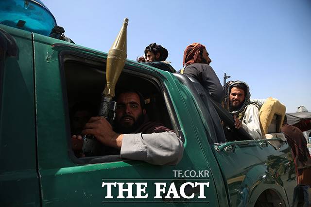 차량으로 이동하는 탈레반 조직원들. /카불=신화.뉴시스