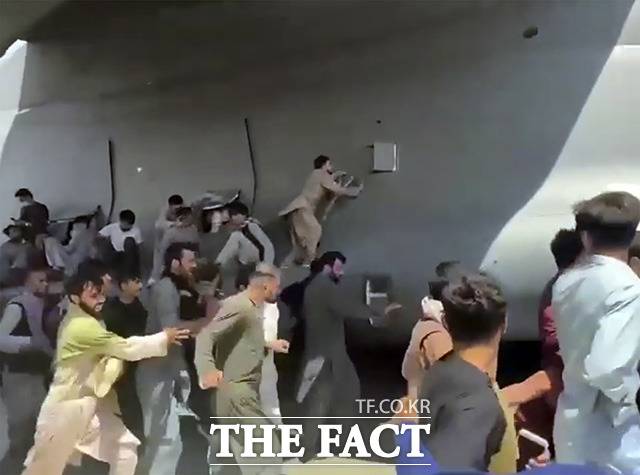항공기에 매달리는 시민들. /카불=AP.뉴시스