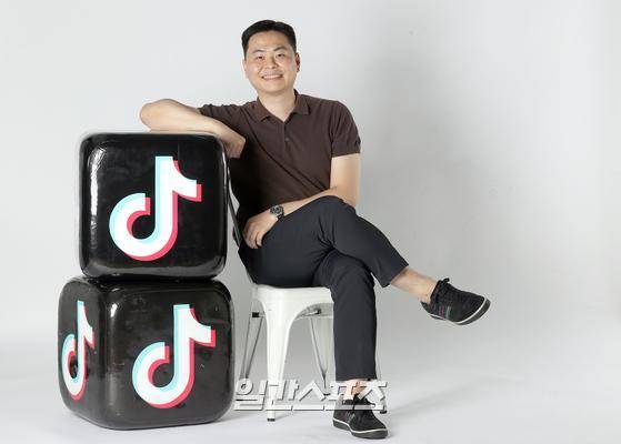 김광민 틱톡코리아 콘텐트 운영팀 매니저가 지난 12일 서울 중구 본지 사무실에서 포즈를 취하고 있다. 정시종 기자