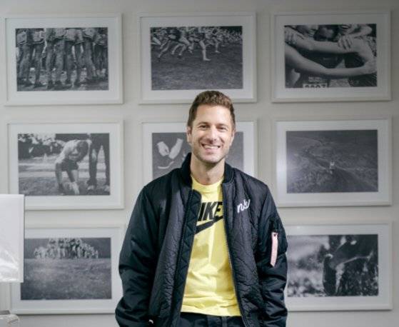 미국 오리건주 비버튼의 나이키 본사 사무실에서 포즈를 취한 대니얼 히프 부사장. 2018년 나이키 입사 전 버버리 디지털 담당 수석 부사장, BBC 월드와이드 최고디지털책임자 등을 지냈다. 철인3종 경기 등 스포츠 마니아다. 사진 나이키