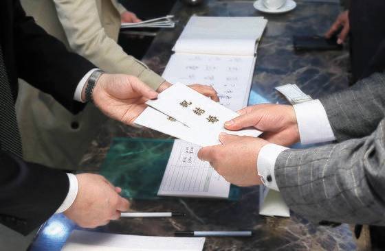 28일 서울에 있는 한 예식장에서 하객들이 혼주 측에게 축의금을 전달하고 있다. 중앙일보가 시민 74명에게 경조사비에 대한 생각을 물었더니 20·30대는 ’주고받는 데 연연하지 않는다“, 50·60대는 ’사회생활을 유지하는 필수조건“이라고 말해 세대 간 인식 차가 뚜렷했다. [강정현 기자]