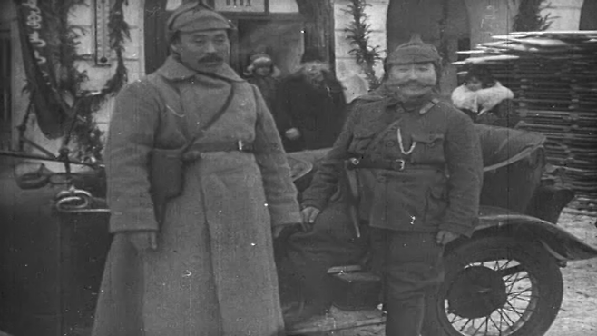 영상에 담긴 홍범도 장군(왼쪽)의 모습. 독립기념관 제공.