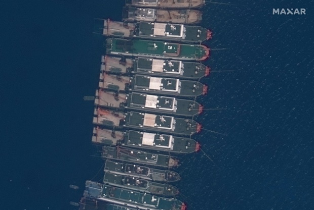 지난 3월 남중국해 필리핀 배타적경제수역(EEZ) 내 ‘휫선 암초’(Whitsun Reef) 인근에 중국 선박들이 떼지어 정박하고 있다./막사르테크놀로지