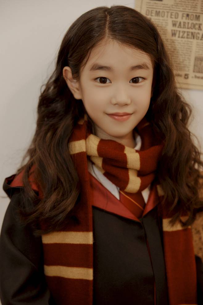 A special picture of child actor Park So-i has been released.Park So-i in the picture caught his eye with a cute youthful look.Park So-i, wearing wave hair, striped mufflers and black cape, drew attention, reminiscent of Hermione Jean Granger (hereinafter referred to as Hermione) in the movie Harry Potter series.The special picture of Park So-i was planned with the hope that Park So-i would leave a pleasant memory as a character in the movie.Park So-is Special Photography Behind is available tonight on YG STAGE Naver Post and Instagram Channel.Park So-i, on the other hand, foretells active activities through a number of works.Park So-i has finished filming the movie Christmas Gift (Gase), short-form, Just Just Just Just, and is filming the TVN drama High Class, which will be broadcast for the first time on September 6.He is also showing the progress of the mainstream child, such as being cast in the original TV original The Wizard recently.