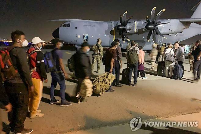 17일(현지시간) 아프가니스탄 카불 하미드 카르자이 국제공항에서 프랑스 국적자들과 아프간인 협력자들이 카불을 떠나는 프랑스군 수송기를 타고자 기다리고 있다. [AFP=연합뉴스]