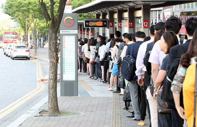 서울행 광역버스를 기다리는 사람들.(사진=연합뉴스)