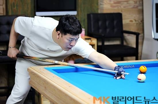 강동궁이 경기도 화성에 있는 개인연습장 "강동궁빌리어드라운지"에서 연습을 하고 있다.