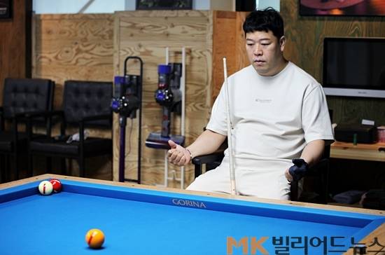 강동궁은 연습 전 가만히 앉아 당구공을 바라보며 명상을 한다고 한다.