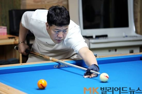 강동궁이 뱅크샷을 시도하고 있다.