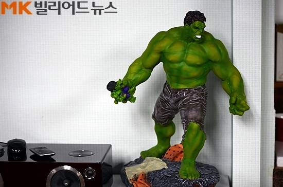 연습장 한켠에 강동궁의 애칭 "헐크"의 피규어가 전시돼 있다.