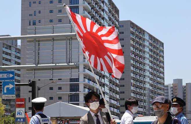 일본 한 매체가 2020도쿄올림픽을 평가하면서 한국을 가리켜 "진상 손님"이라고 말해 논란이 일고 있다. 사진은 일본 극우단체 회원들이 지난달 19일에 한국 올림픽 선수촌 앞에서 '욱일기'를 들고 시위하는 모습. /사진=뉴스1