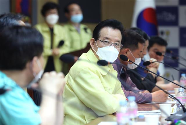 정순균 서울 강남구청장이 소상공인과 자영업자 지원을 위한 회의에 참석해 현장의 이야기를 듣고 있다.강남구 제공