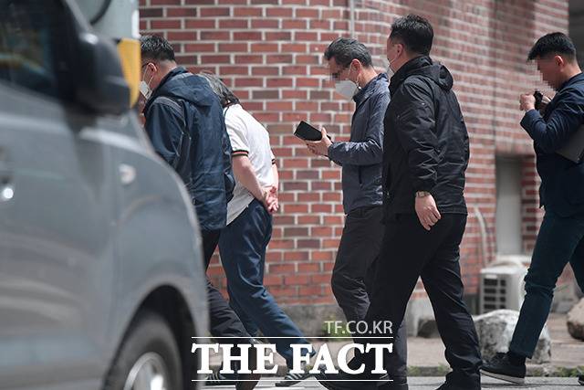 조두순, 뒷짐 진 채 외출 - 2021년 5월 7일 아동성범죄자 조두순이 뒷짐을 진 채 경기 안산시 자택으로 이동하고 있다. 전담 보호관찰관과 경찰이 동행하고 있다. 더팩트 제공