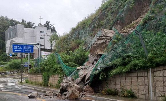 집중 호우에 와르르 - 호우 경보가 내려지면서 게릴라성 집중호우가 쏟아진 18일 강원 강릉 시내의 한 도로변으로 돌무더기가 떨어져 있다. 2021.8.18 연합뉴스