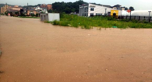 침수된 강릉 지역 - 호우 경보가 내려지면서 게릴라성 집중호우가 쏟아진 18일 강원 강릉 시내의 이면 도로가 물에 잠겨 있다. 2021.8.18 연합뉴스