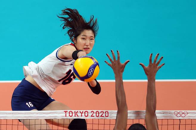 6일 일본 아리아케 아레나에서 열린 도쿄올림픽 여자 배구 한국과 브라질의 준결승전. 한국 정지윤이 공격하고 있다. 도쿄 | 연합뉴스
