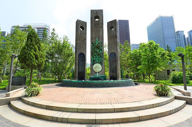 서소문 밖 네거리에서 처형된 순교자들을 기리는 현양탑이 공원 입구에 서 있다. [사진/조보희 기자]