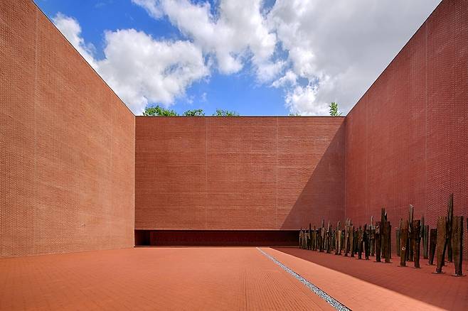 하늘광장. 지하 3층에서 지상의 공원을 넘어 하늘까지 열려 있다. 광장 한쪽에는 서소문 밖 네거리에서 순교한 성인 44명을 형상화한 '서 있는 사람들'이 놓여 있다. [서소문성지 역사박물관 제공]