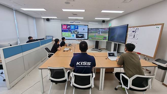 국민체육진흥공단 한국스포츠정책과학원은 2020 도쿄 패럴림픽 비대면 스포츠 과학지원을 위해 국내 종합상황실을 운영한다. [사진=국민체육진흥공단 제공]