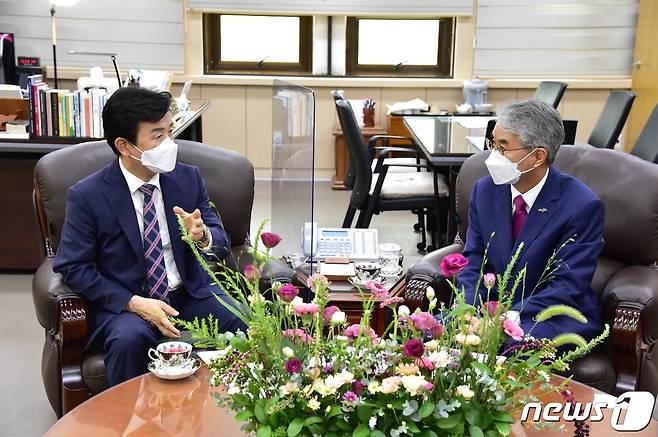 조규일 진주시장이 지난 18일 박종훈 경남도교육감을 만나 지역내 학교가 부족한 지역의 조속한 학교 설립을 요청했다. © 뉴스1