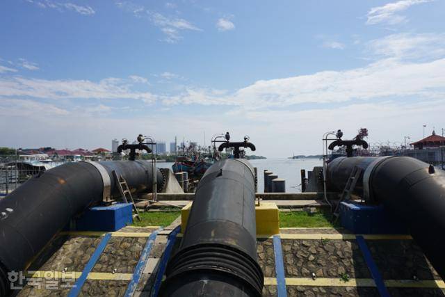 해수면보다 낮은 위치에 있는 플루이트 저수지 물을 바다로 빼기 위해 만든 펌프 시설. 자카르타=고찬유 특파원