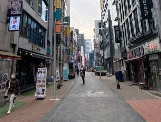 한성부의 진고개는 1880년대부터 일본인들에 의해 혼마치(本町)로 불렸고 이후 공식 지명이 됐다. 사진은 2020년 충무로2가가 된 진고개. 김홍준 기자