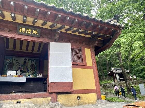 옛 영동고속도로 하행선 대관령휴게소 뒤편에는 대관령국사성황사가 있다. 그 뒤로 산신당이 보인다. 김홍준 기자