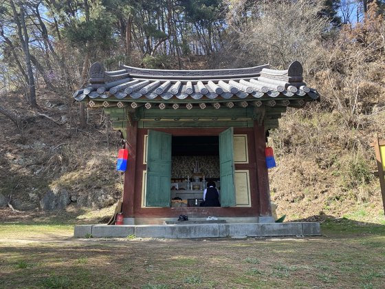 충북 제천시 박달재의 성황당. 가수이자 작사가인 반야월이 이곳에서 헤어지는 연인을 보고 '울고 넘는 박달재'를 지었다고 한다. 제천시는 현재의 이 성황당이 1997년에 재현된 것이라고 한다. 김홍준 기자